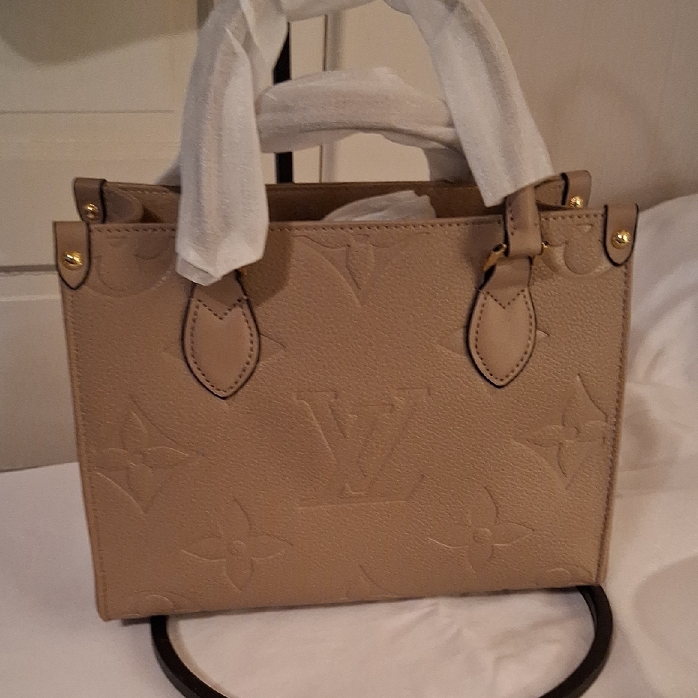 Source Unknown Elegant Tan Handbag With Gold Tone Hardware And Crossbody Strap - Picture 5 of 15